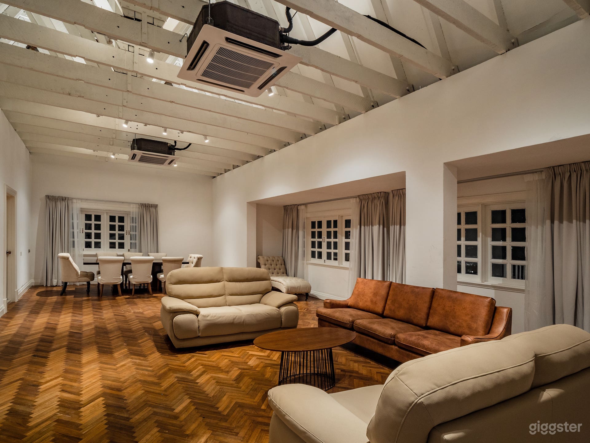 Private Lounge - Night