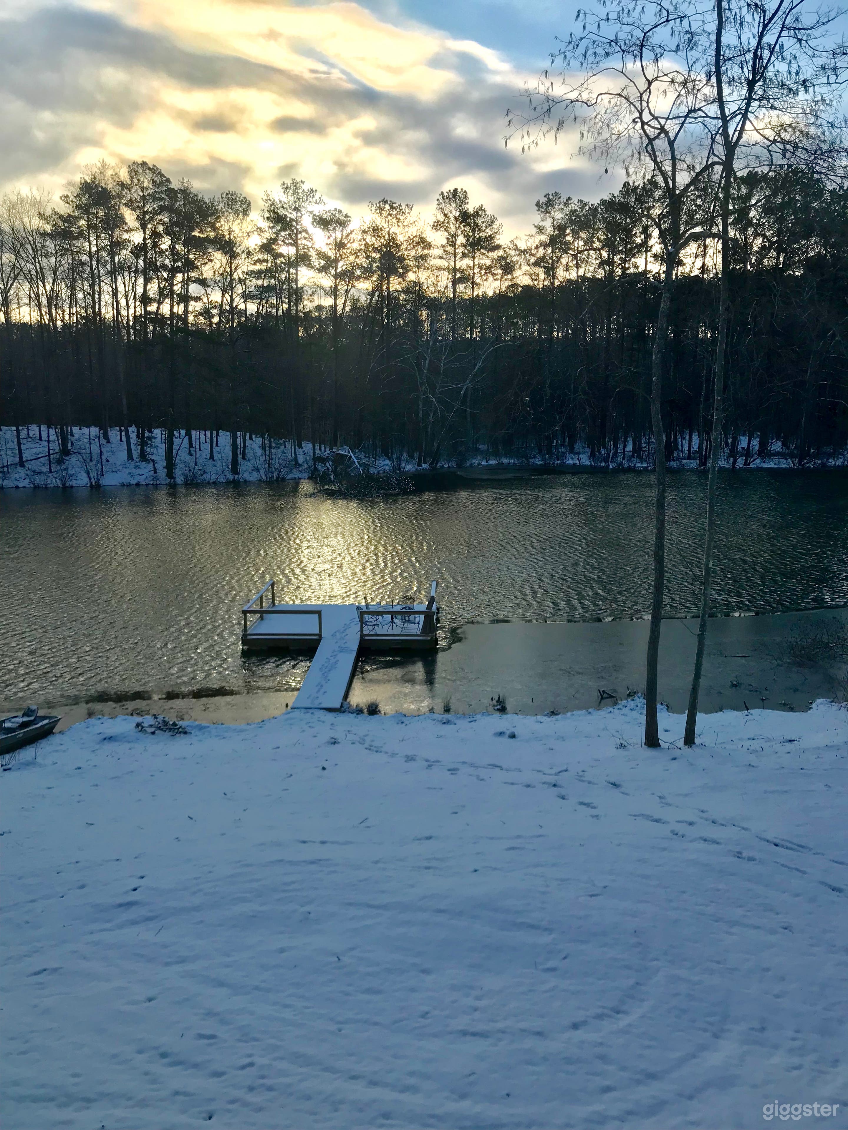 PRIVATE lake and property  Photo 1