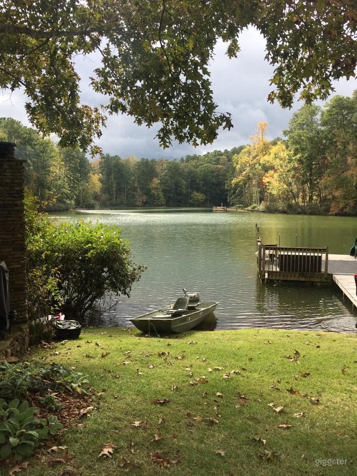 PRIVATE lake and property  Photo 4