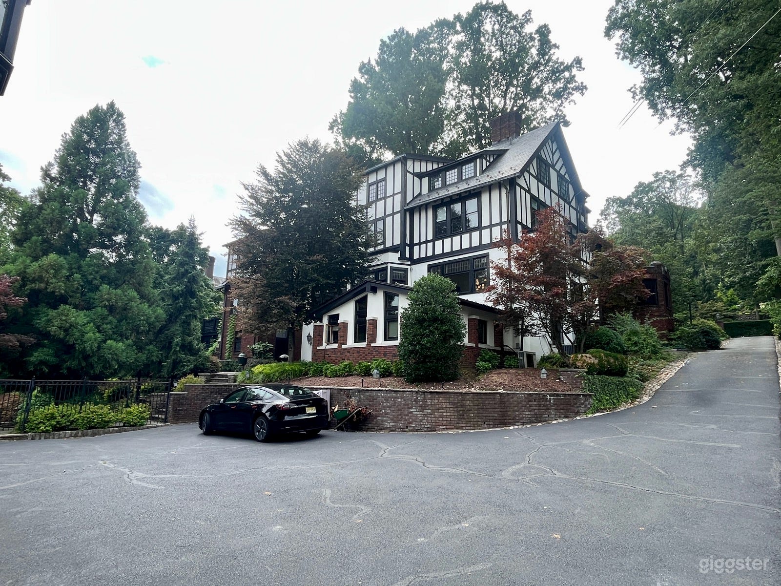 Elegant Old-World estate w/ pool and tennis court Photo 1