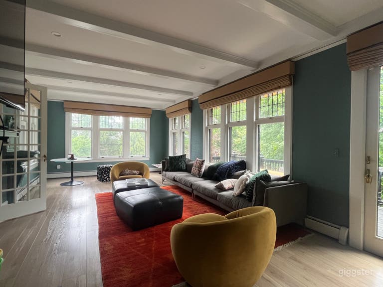  Elegant Old-World estate w/ pool and tennis court 