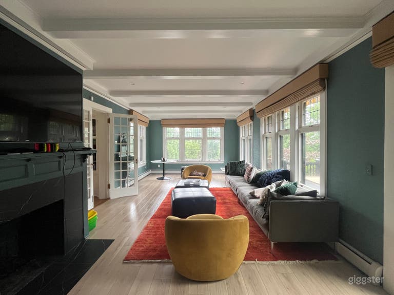  Elegant Old-World estate w/ pool and tennis court 