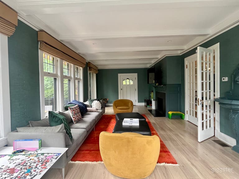  Elegant Old-World estate w/ pool and tennis court 