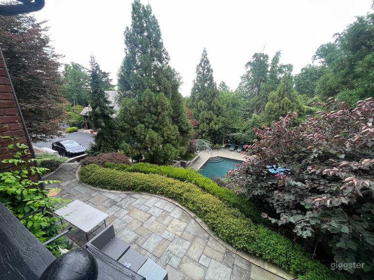  Elegant Old-World estate w/ pool and tennis court 