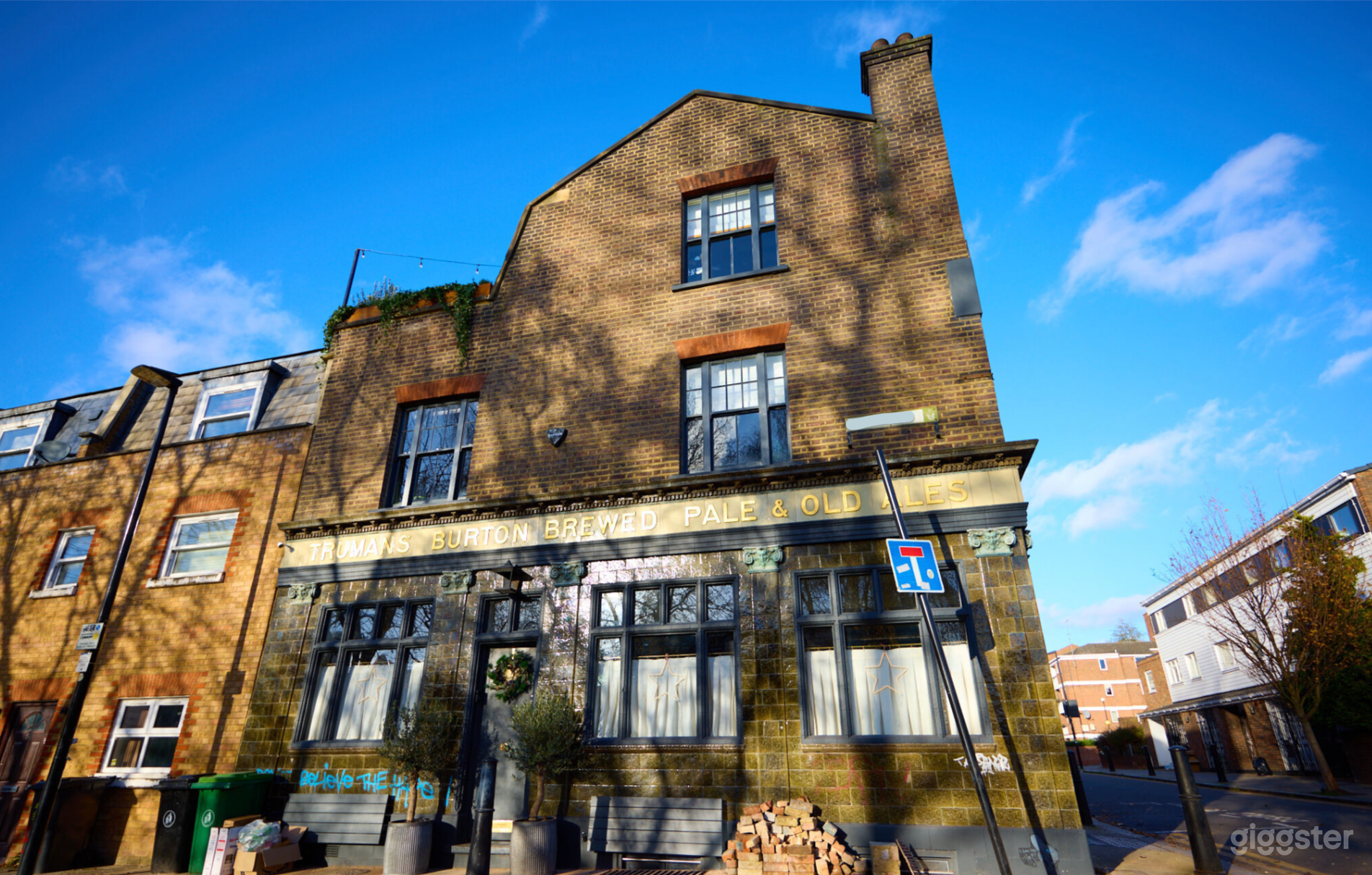 "Bohemian Luxury" Unique London Pub Now Posh Home Photo 2