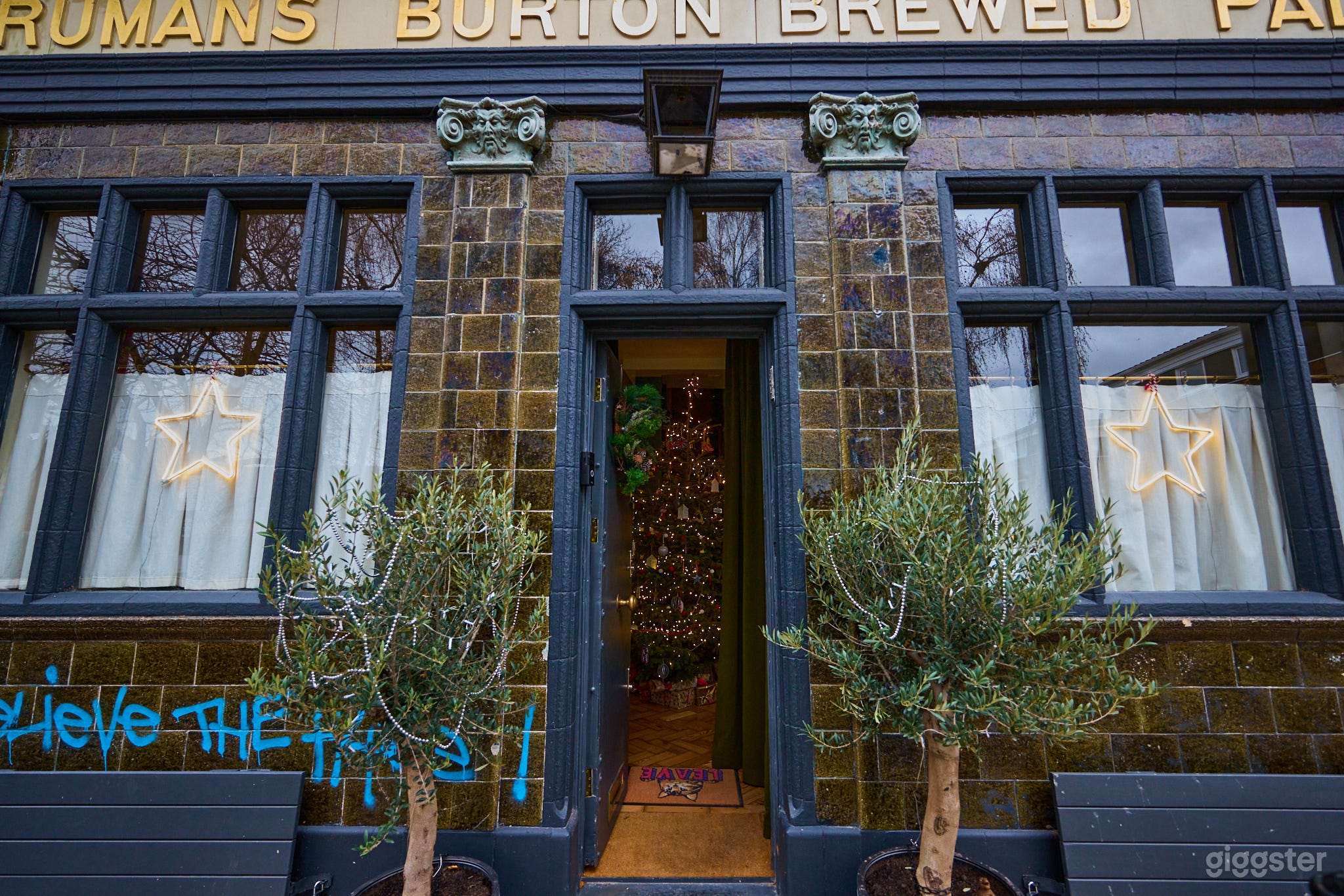 "Bohemian Luxury" Unique London Pub Now Posh Home Photo 4