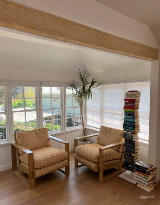 Enchanting Bungalow Cottage Style Home with Garden  Photo 4