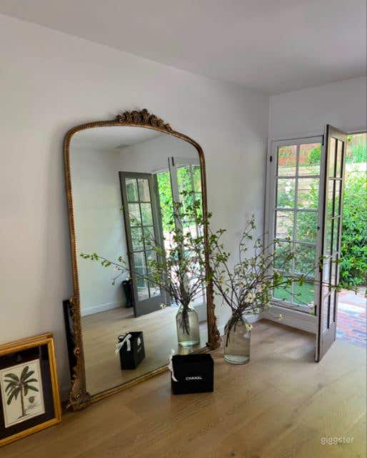 Enchanting Bungalow Cottage Style Home with Garden  Photo 2