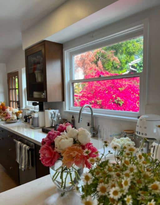 Enchanting Bungalow Cottage Style Home with Garden  Photo 3