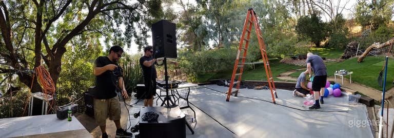 Huge turf hillside & patio. Bohemian bookhouse Int 