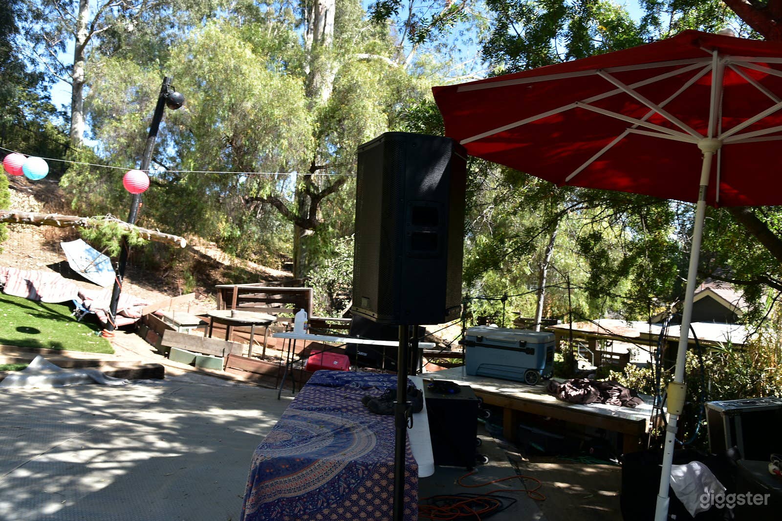 Huge turf hillside &amp; patio. Bohemian bookhouse Int Photo 2