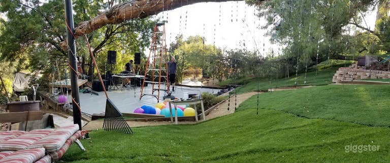  Huge turf hillside & patio. Bohemian bookhouse Int 