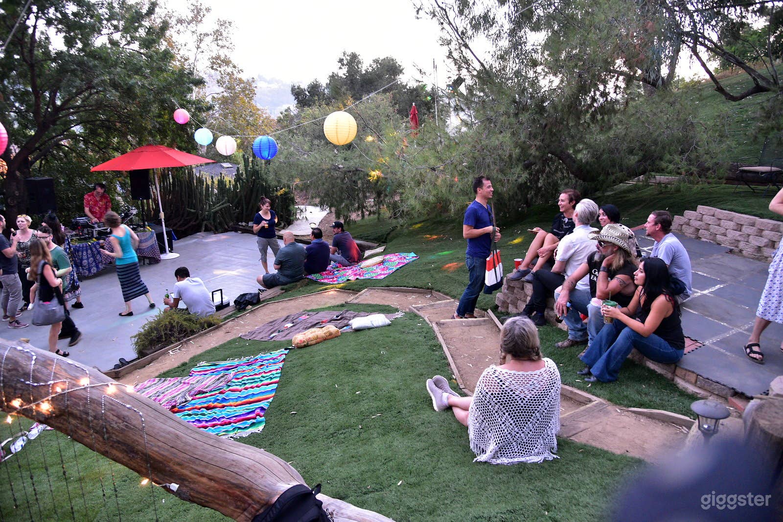 Huge turf hillside &amp; patio. Bohemian bookhouse Int Photo 1
