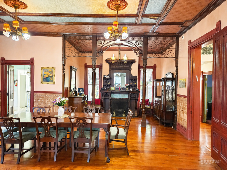  Icónica finca victoriana rosa con interiores impresionantes 