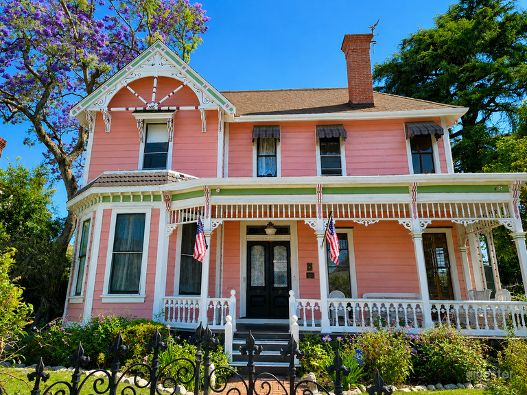  Icónica finca victoriana rosa con interiores impresionantes 
