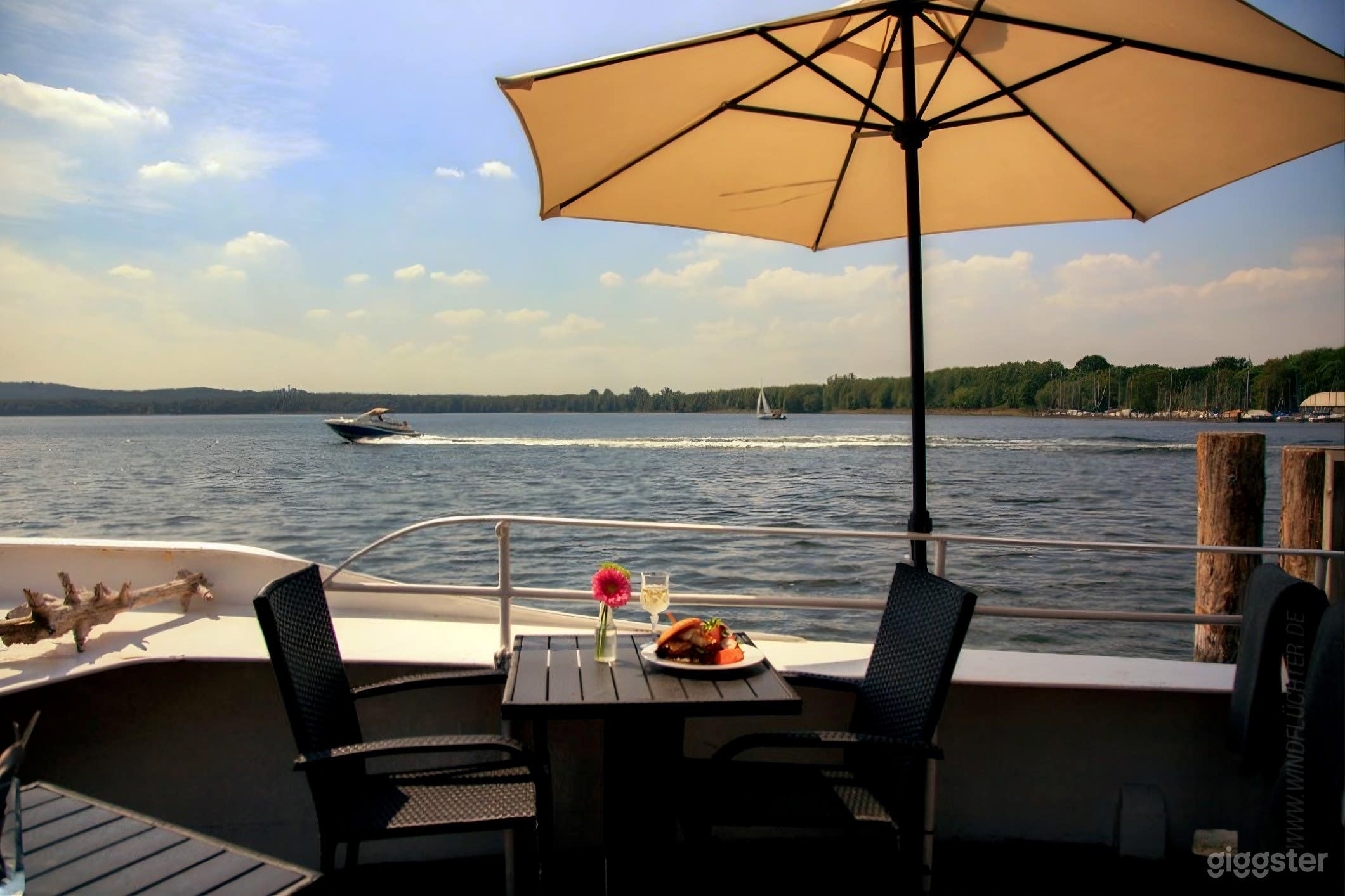 Historisches Schiff am Seeufer – Veranstaltungsort für Tagun Photo 3