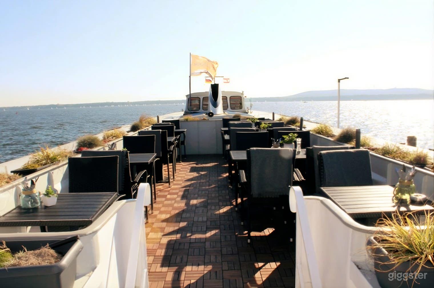 Historisches Schiff am Seeufer – Veranstaltungsort für Tagun Photo 1