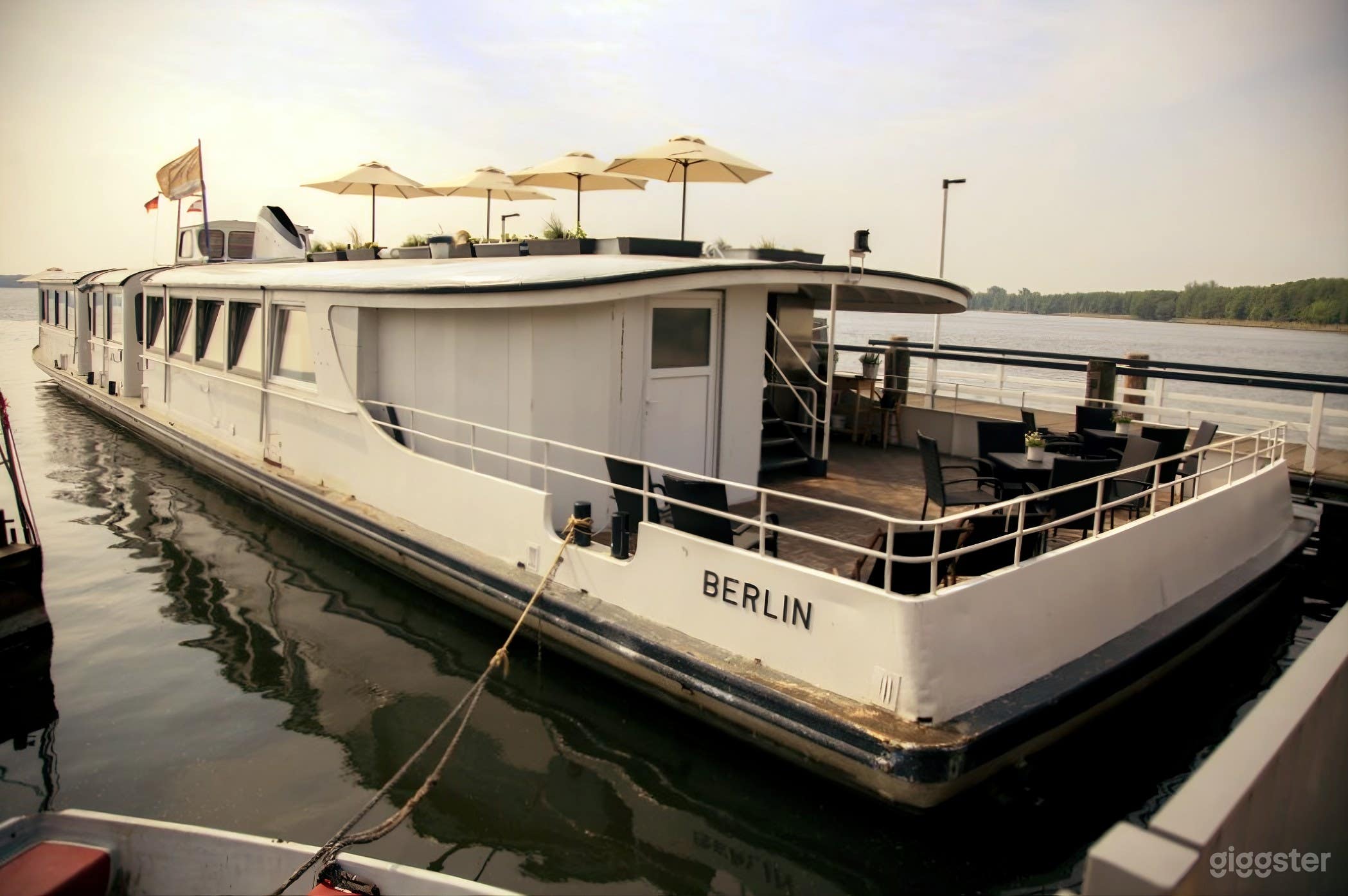 Historisches Schiff am Seeufer – Veranstaltungsort für Tagun Photo 4