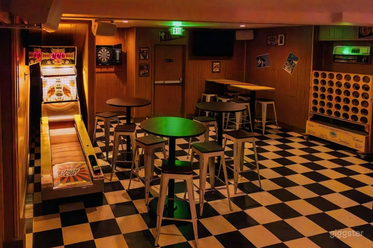  A Cozy 1970s-themed Bar 