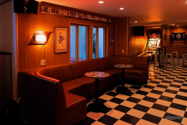  A Cozy 1970s-themed Bar 