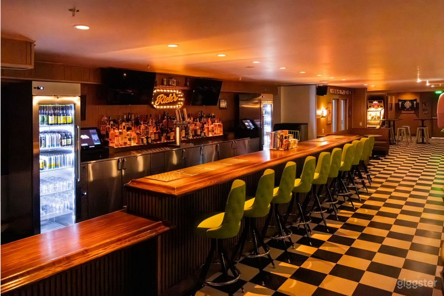 A Cozy 1970s-themed Bar Photo 1