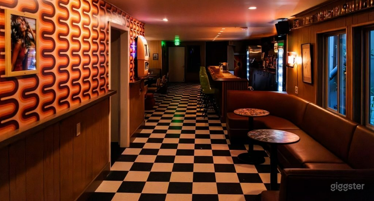  A Cozy 1970s-themed Bar 