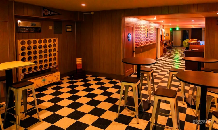  A Cozy 1970s-themed Bar 