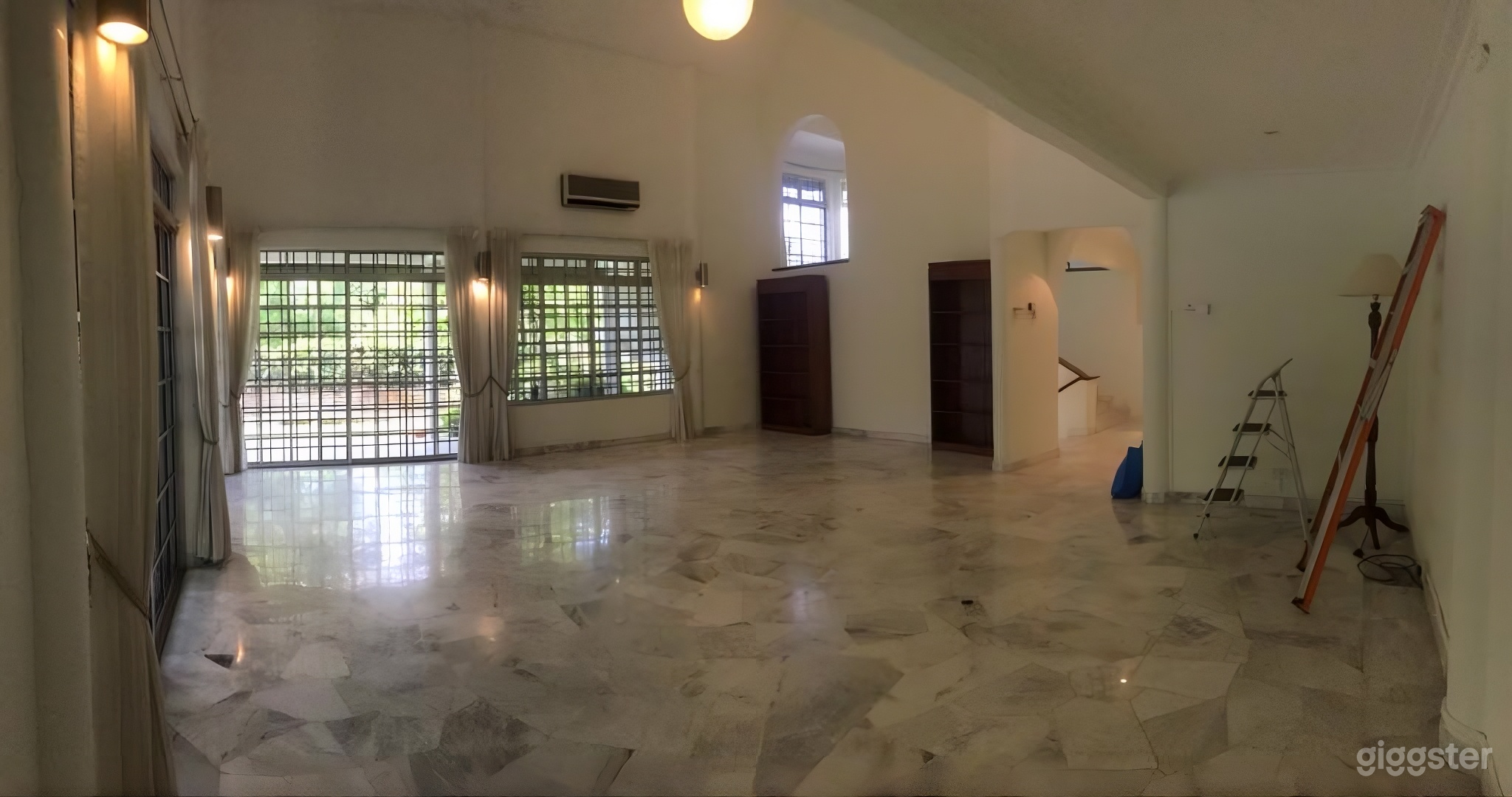 Classic Quaint Bungalow Ideal for production Photo 1
