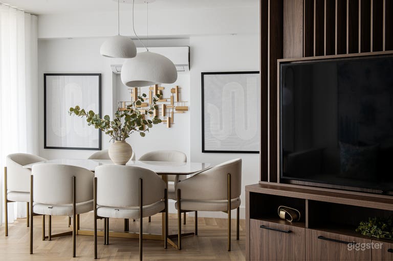  Espacio de comedor brillante y con luz natural 