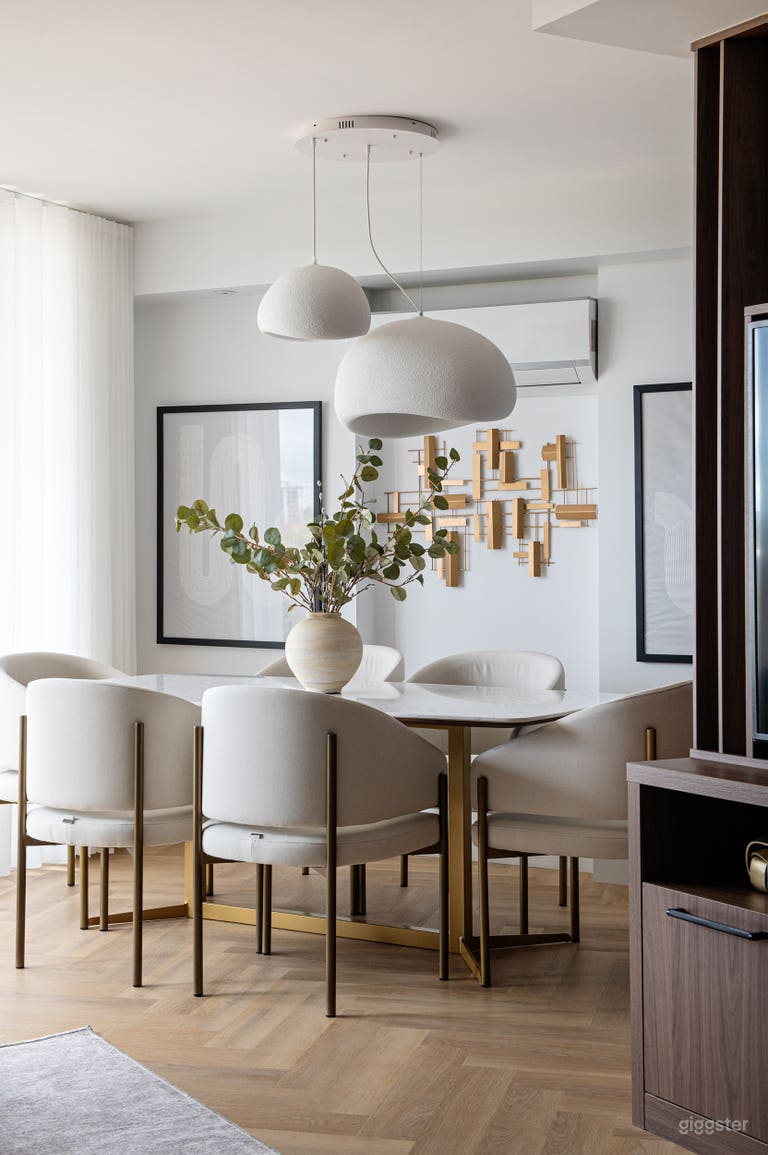  Espacio de comedor brillante con luz natural 