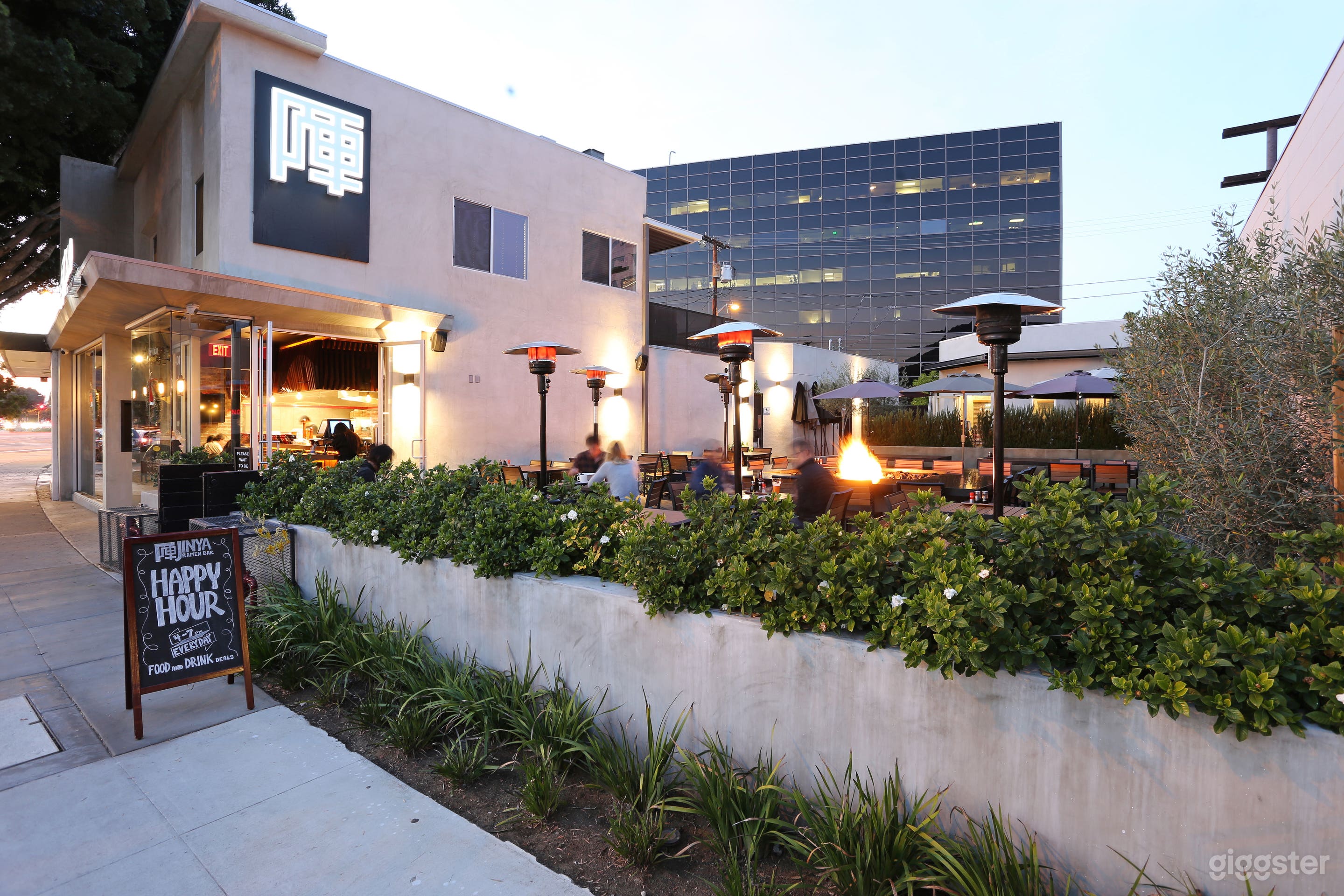 Modern Ramen Cafe Photo 1