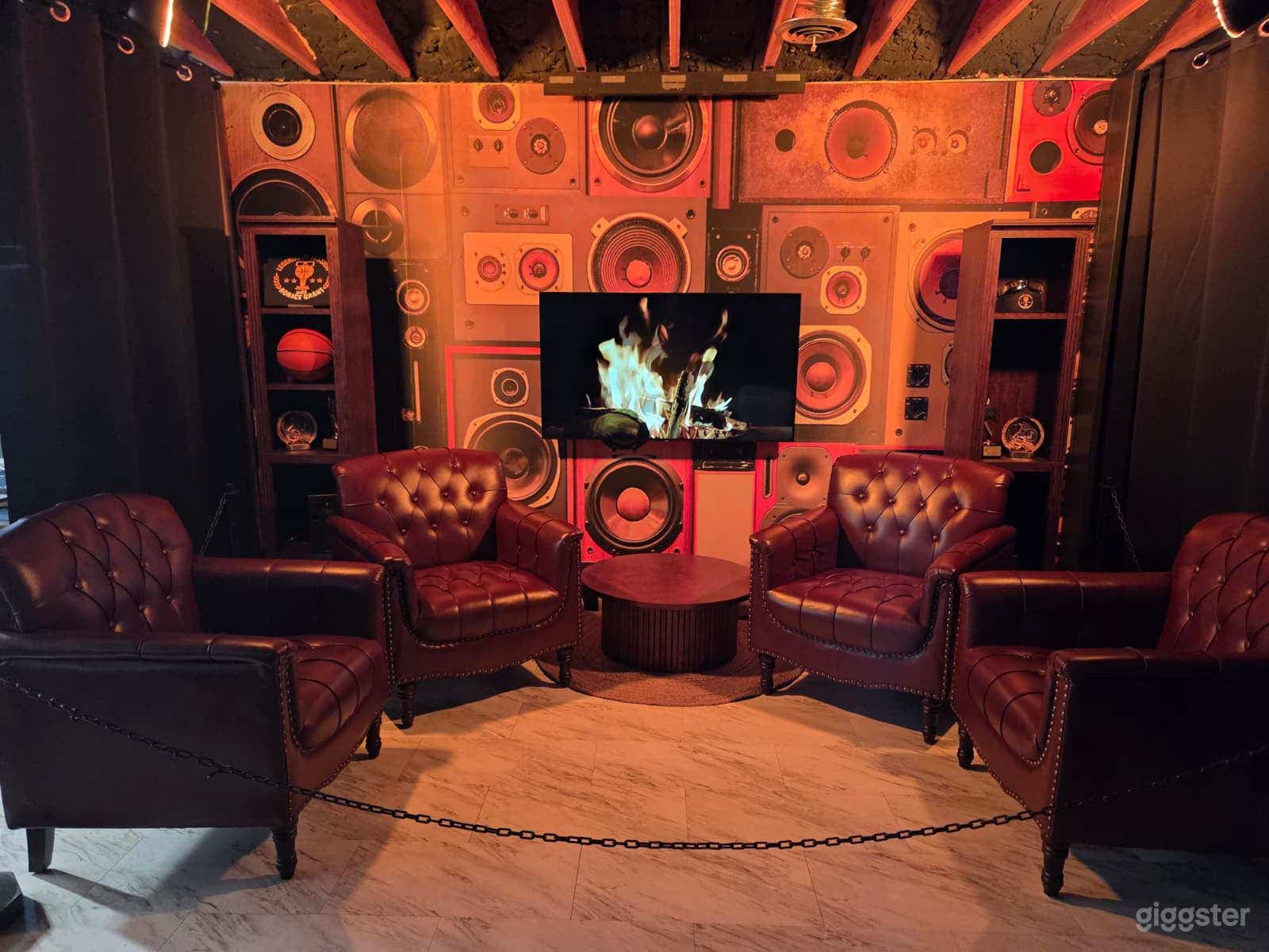 Professional Studio – TV, Podcast, Photography &amp; Perform Photo 1