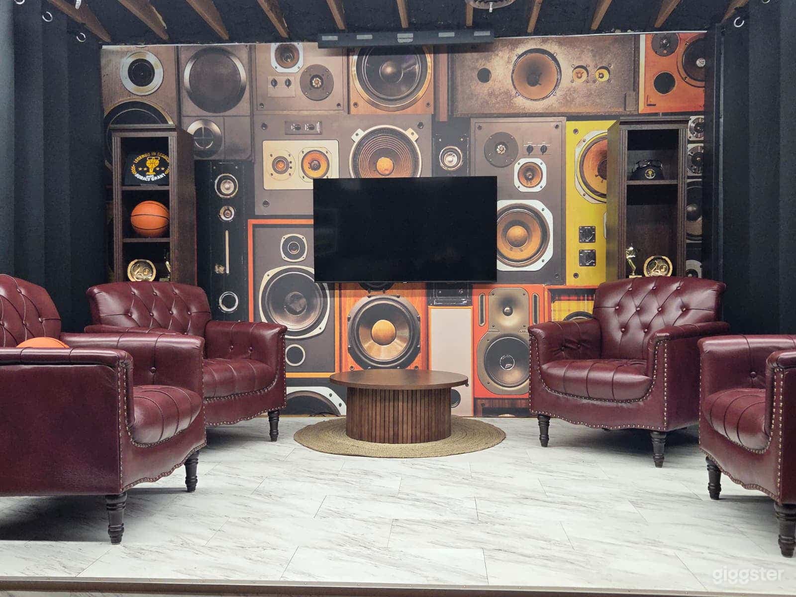 Professional Studio – TV, Podcast, Photography &amp; Perform Photo 3