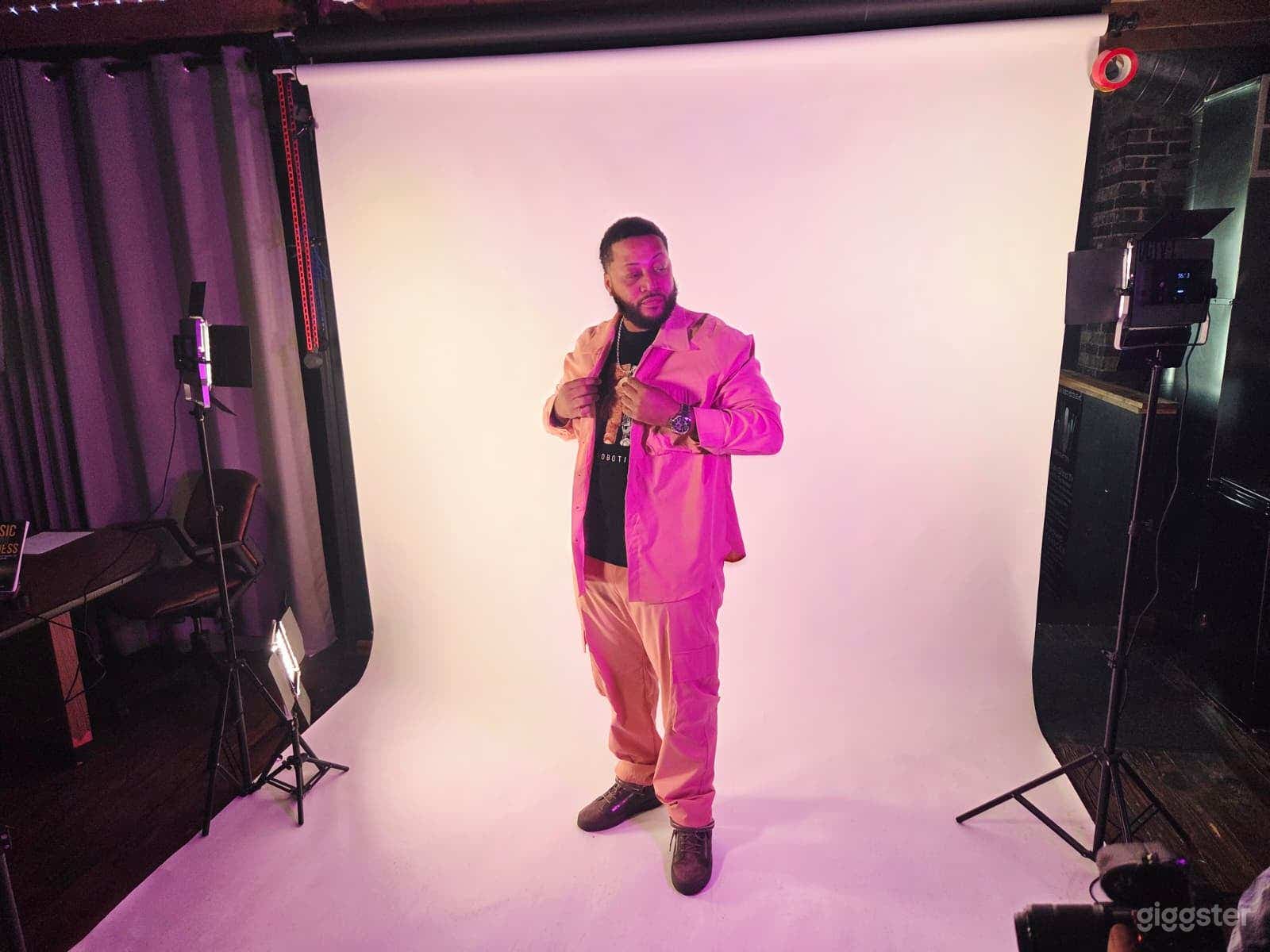 Professional Studio – TV, Podcast, Photography &amp; Perform Photo 3