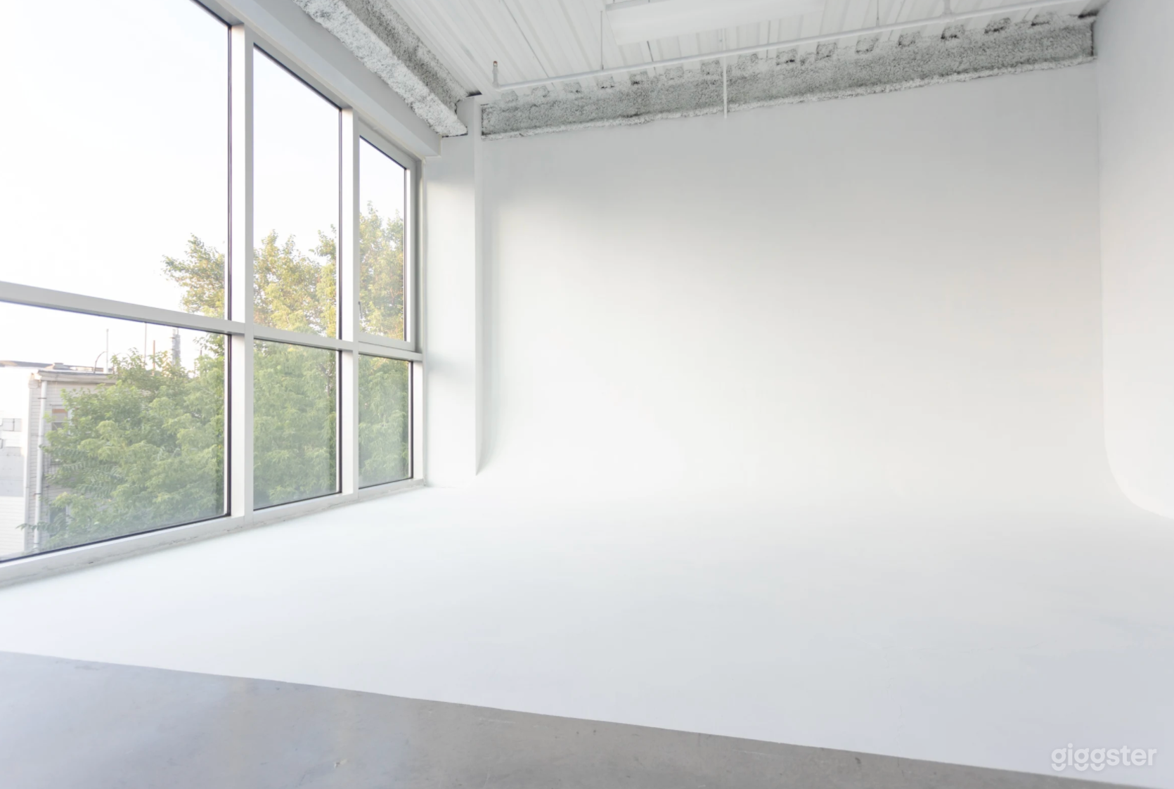 CYC Wall Photo Studio with Skyline View AnX Photo 1