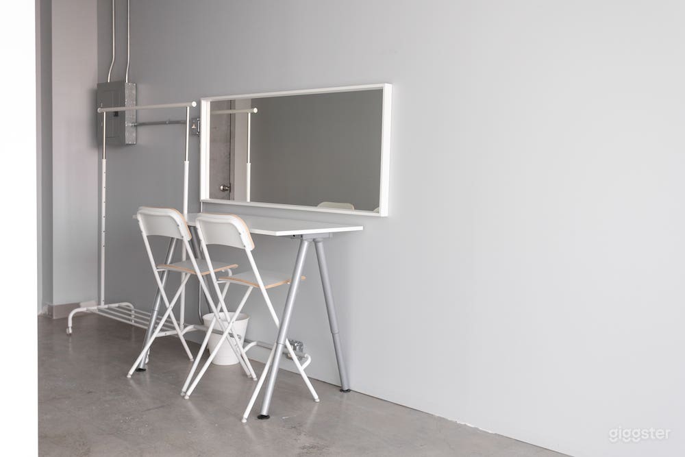 CYC Wall Photo Studio with Skyline View AnX Photo 4