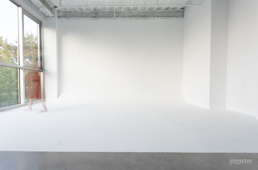 CYC Wall Photo Studio with Skyline View AnX Photo 3