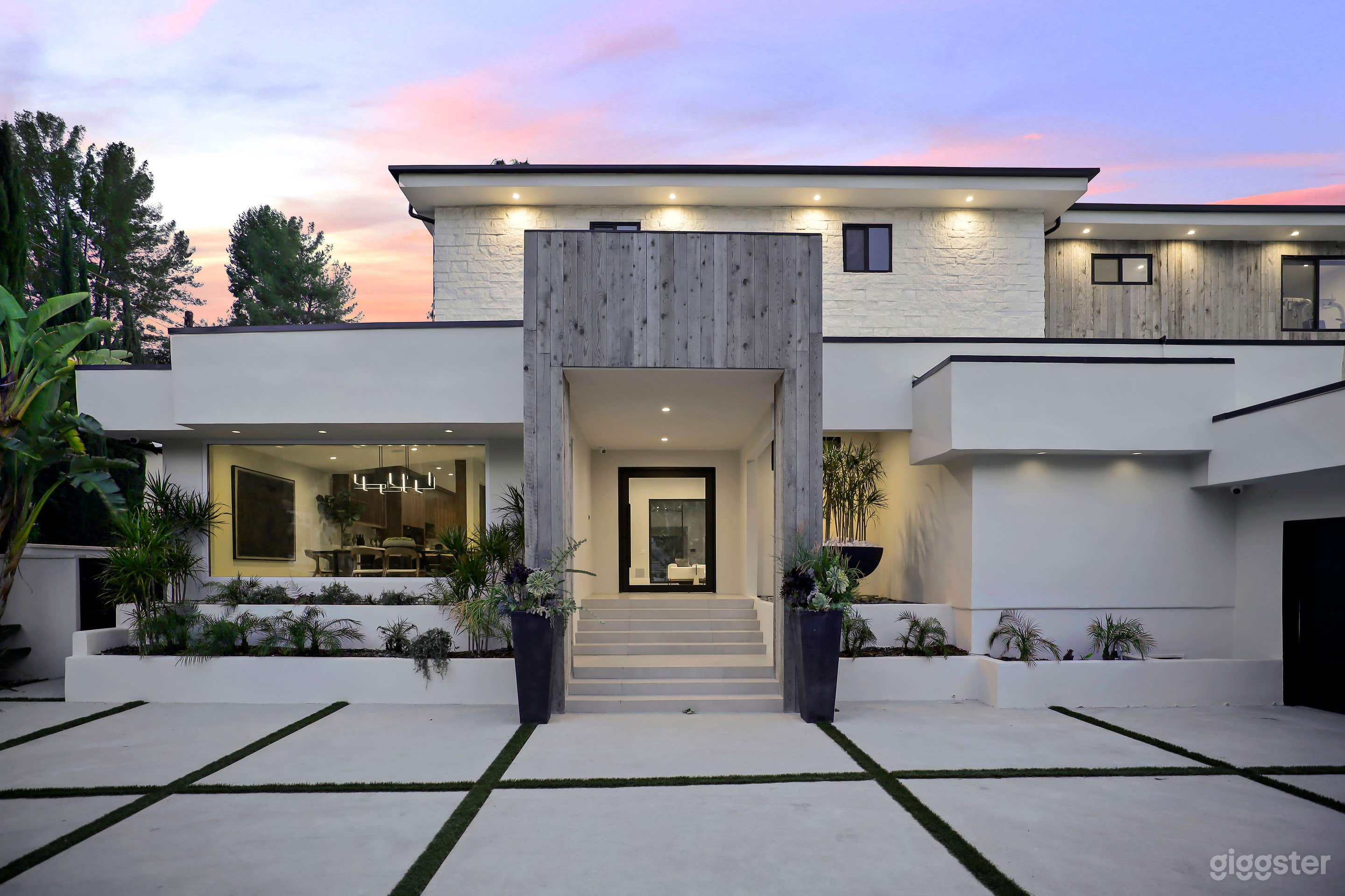 SLEEK ZEN MODERN WITH POOL, PALMS &amp; WHITE INTERIORS Photo 4