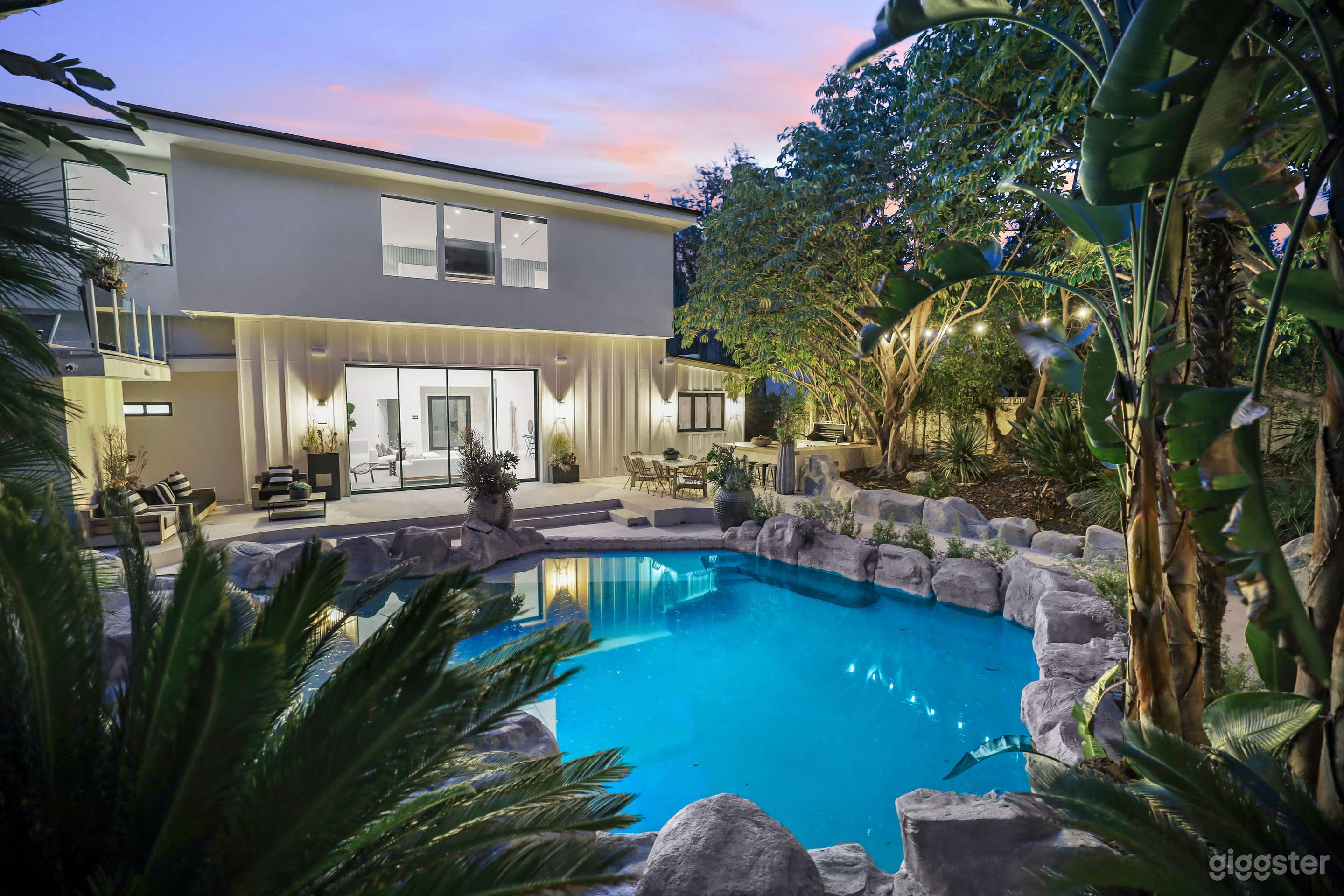 SLEEK ZEN MODERN WITH POOL, PALMS &amp; WHITE INTERIORS Photo 2