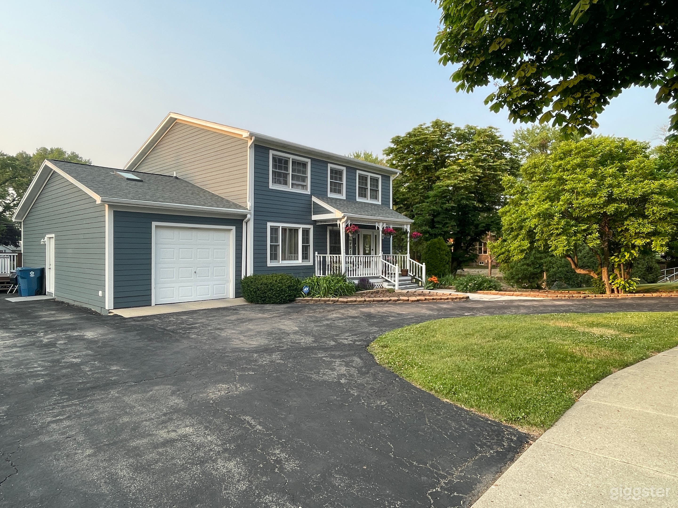 Little bit of the country right in town! Photo 1