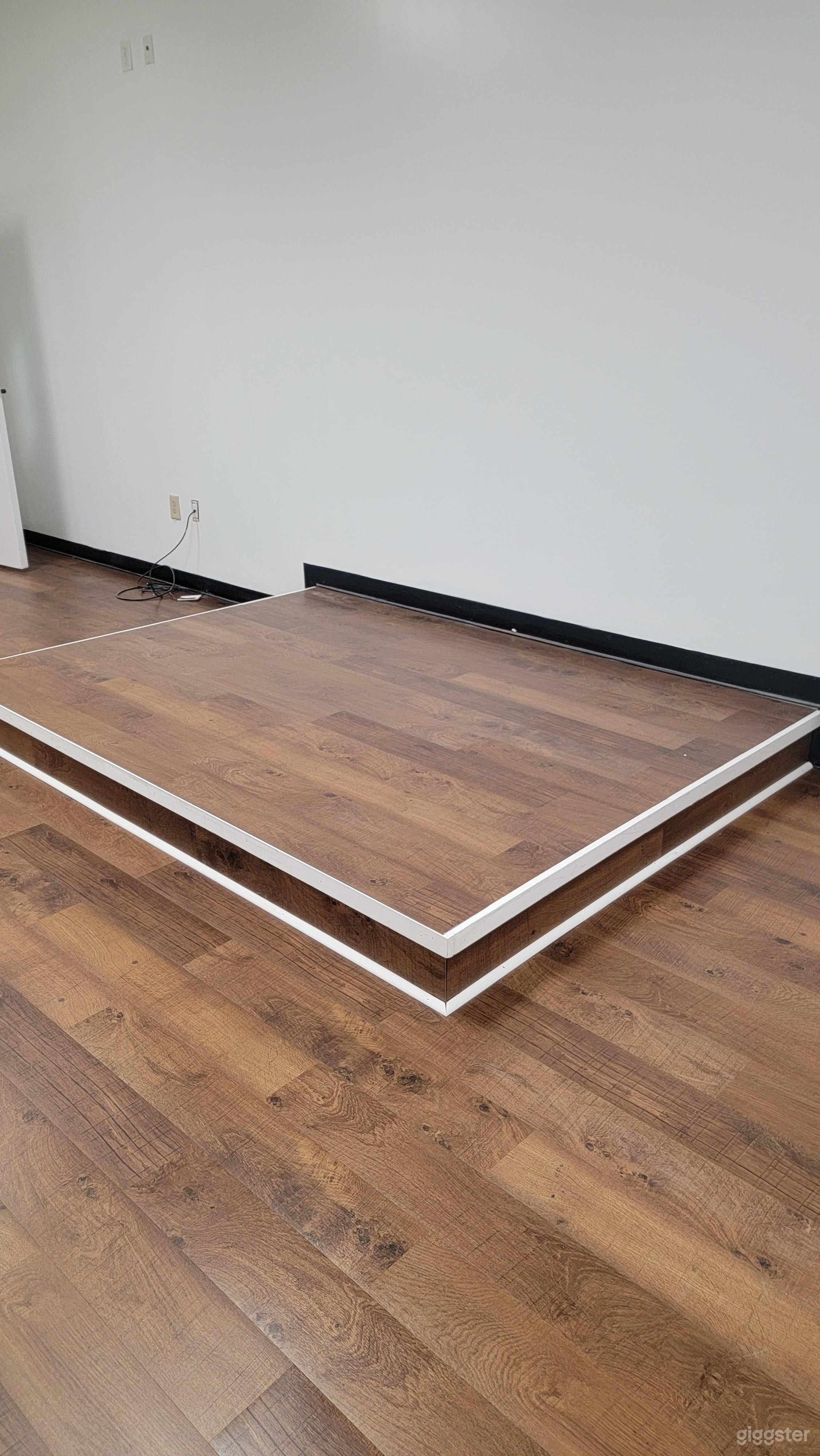 ROOMY Classroom with Theater levels Photo 3