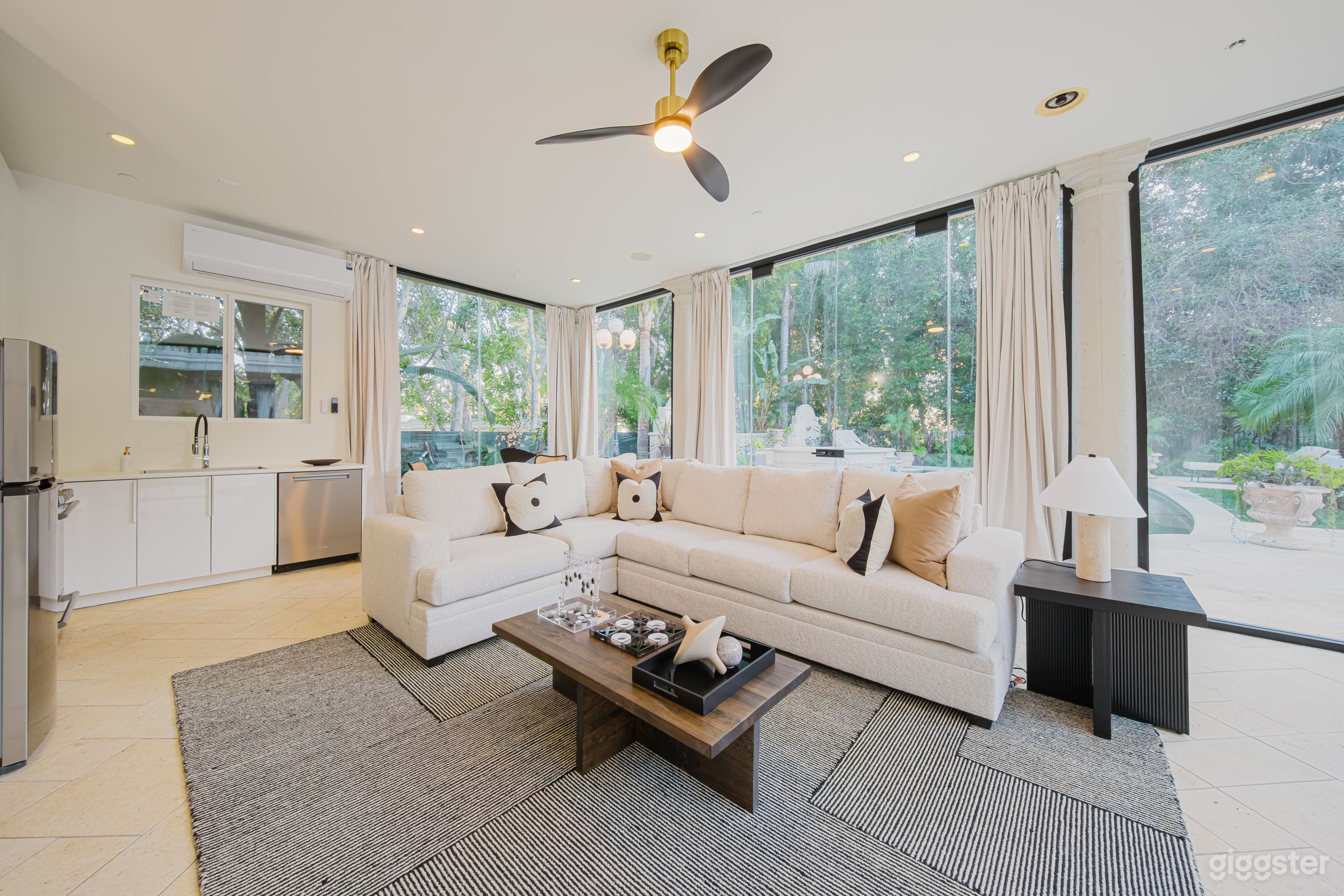 OPULENT FRENCH CHATEAU IN BEVERLY HILLS Photo 4