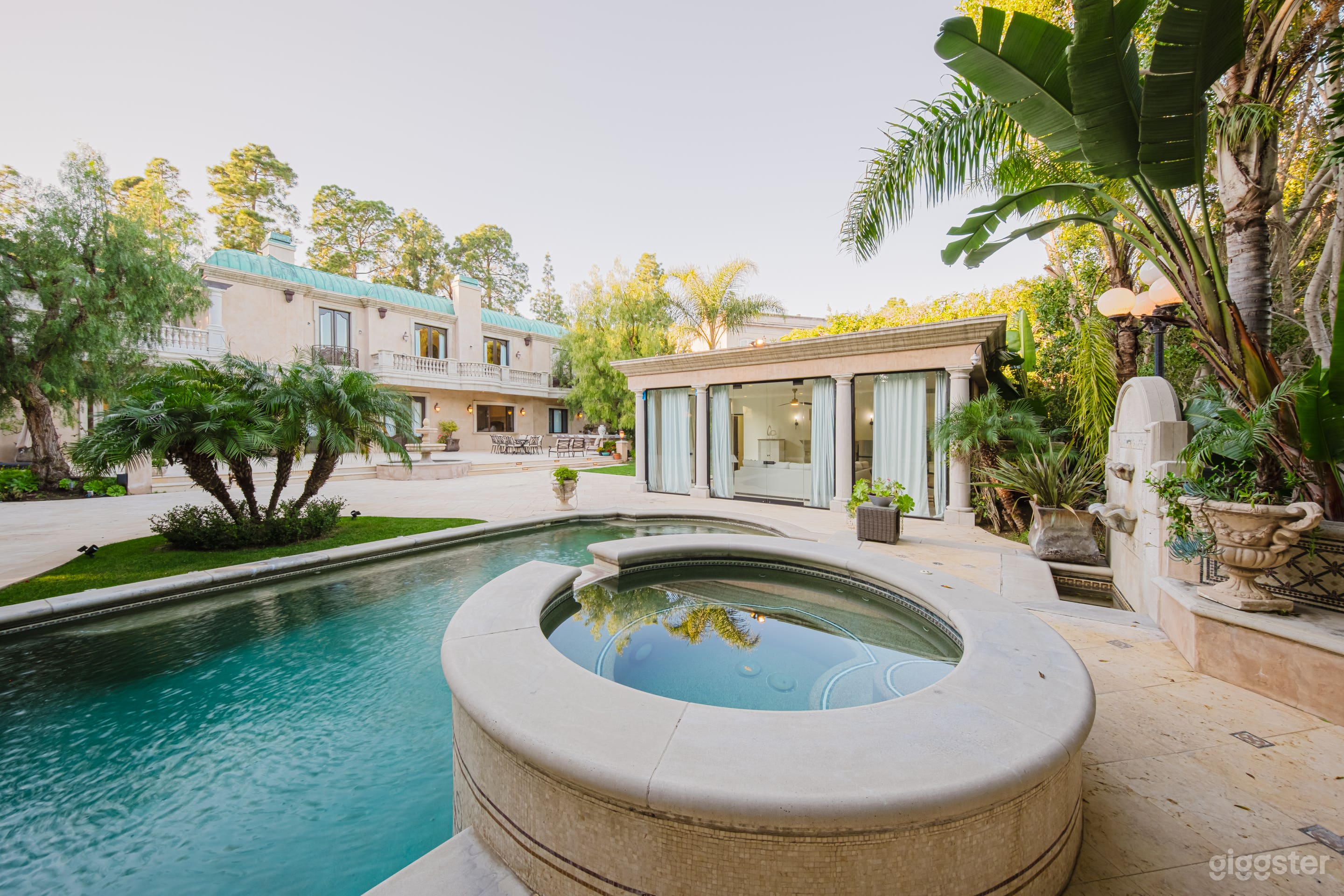 OPULENT FRENCH CHATEAU IN BEVERLY HILLS Photo 2