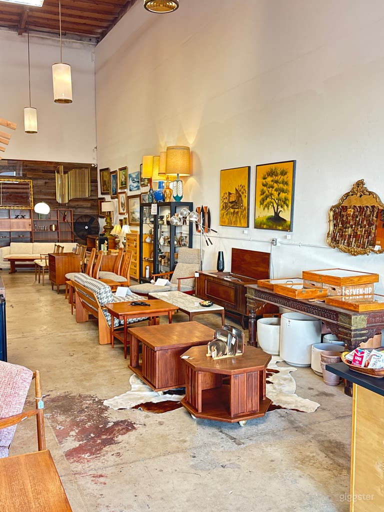  Large Vintage Mid Century Warehouse Shop with several rooms 