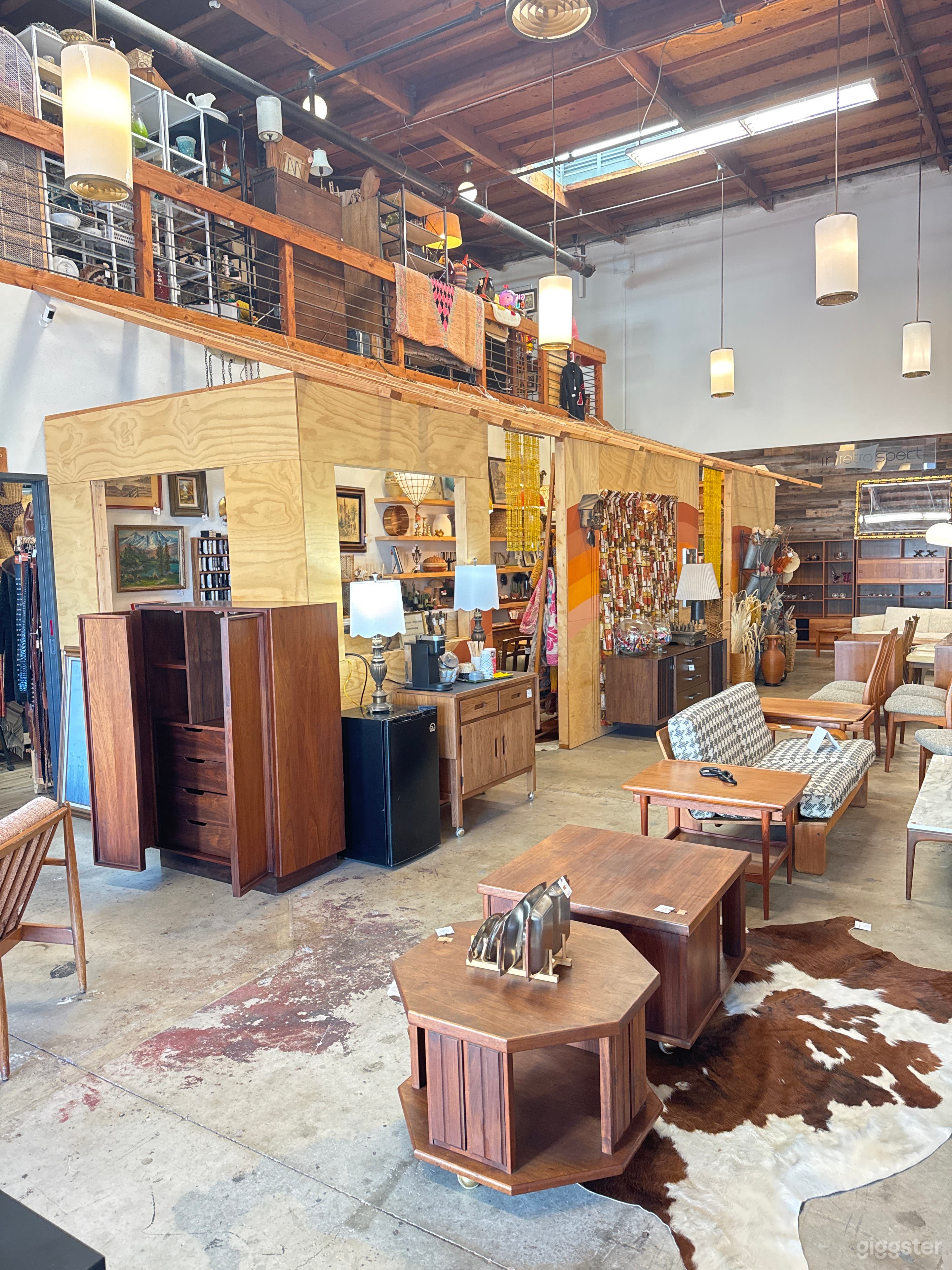Large Vintage Mid Century Warehouse Shop with several rooms Photo 2