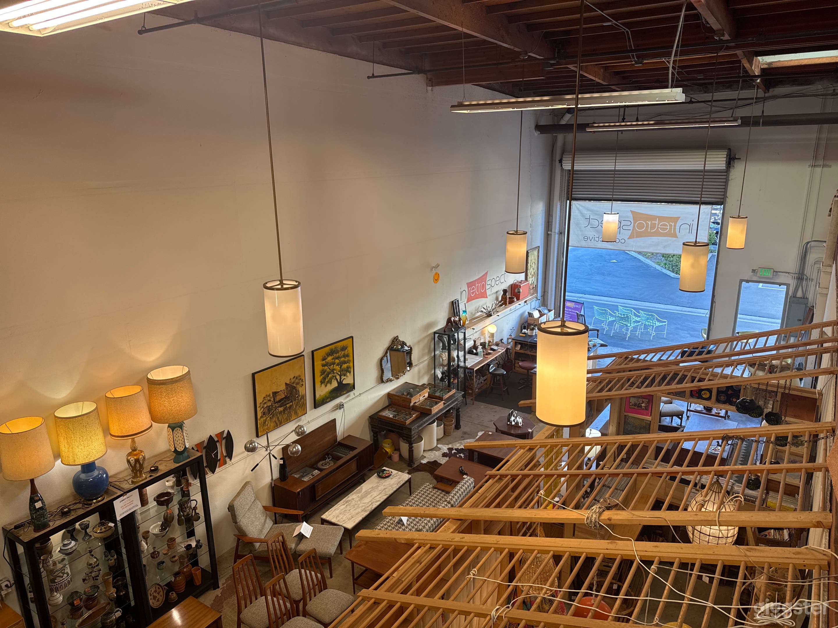 Large Vintage Mid Century Warehouse Shop with several rooms Photo 3