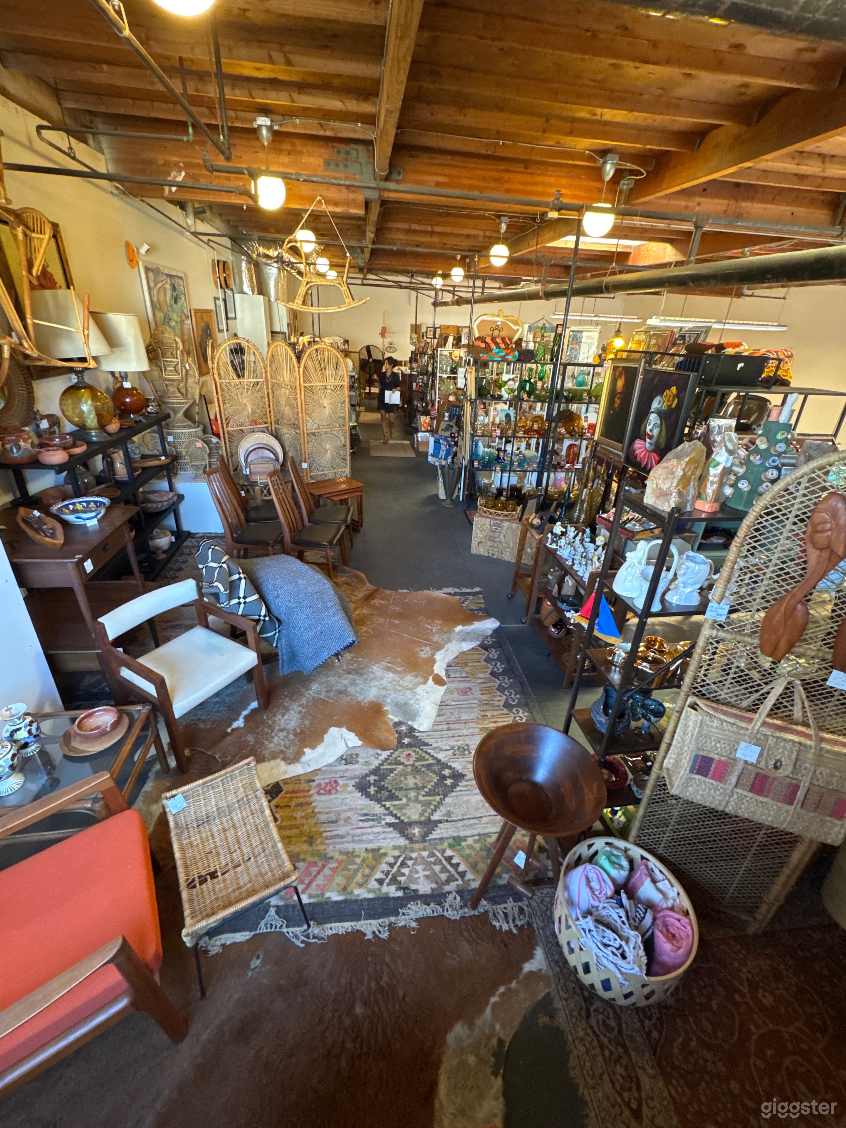 Large Vintage Mid Century Warehouse Shop with several rooms Photo 4