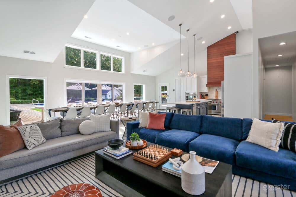 Luxury Estate with 3 Homes, Pool, Hot Tubs, Basketball/Tennis Court &amp; More near Lake Michigan Photo 4