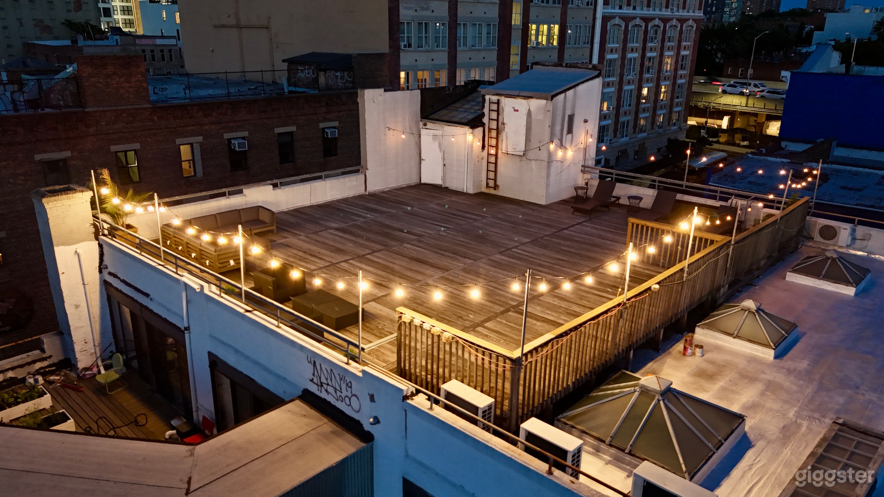 Private Rooftop Terrace w/ Panoramic City Views Photo 4