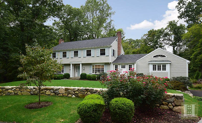 Gorgeous and classic Connecticut colonial Photo 1